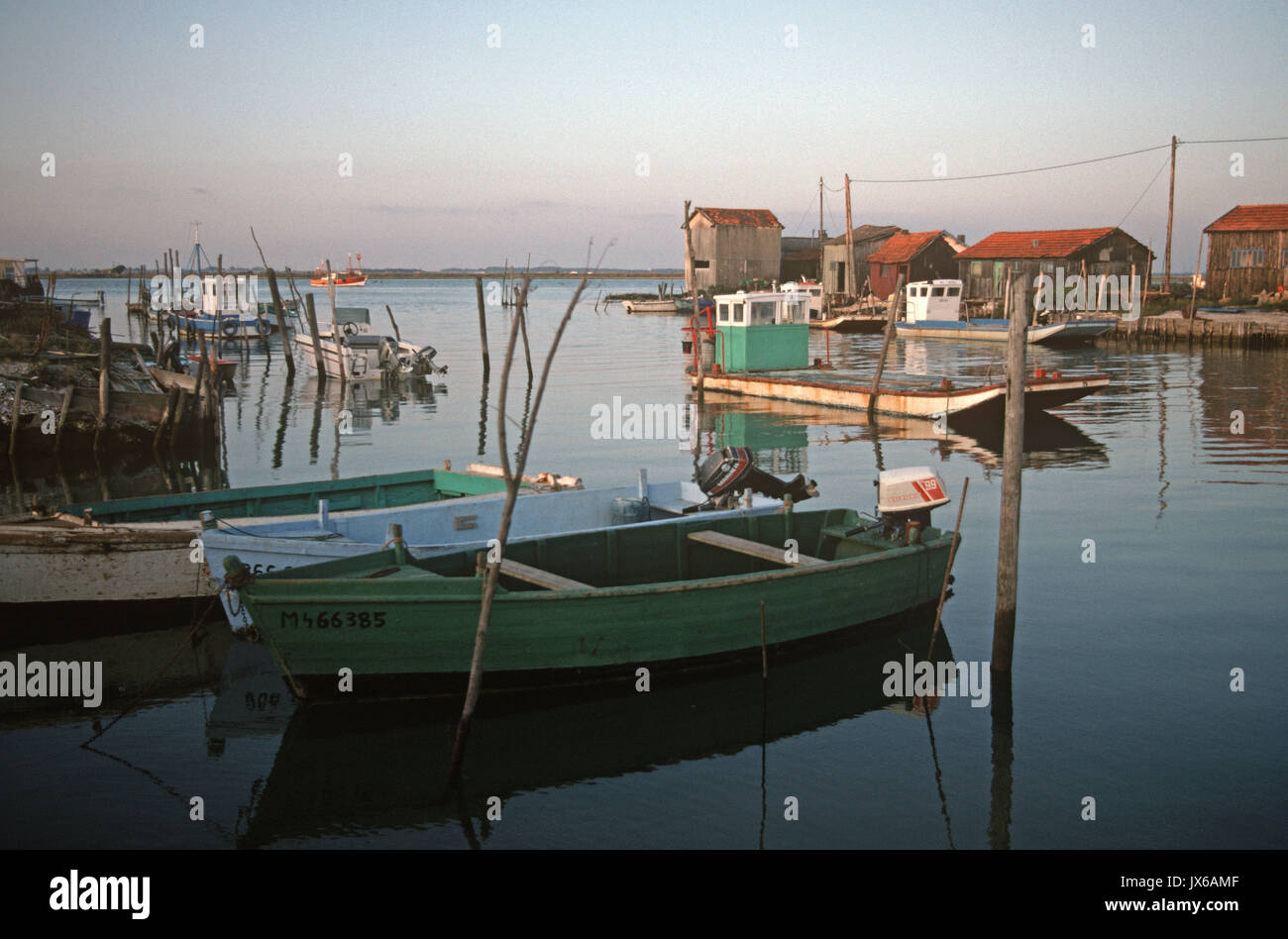 Bateaux sur l'estuaire de La Tremblade, Charente-Maritime, côte Atlantique de la France Banque D'Images