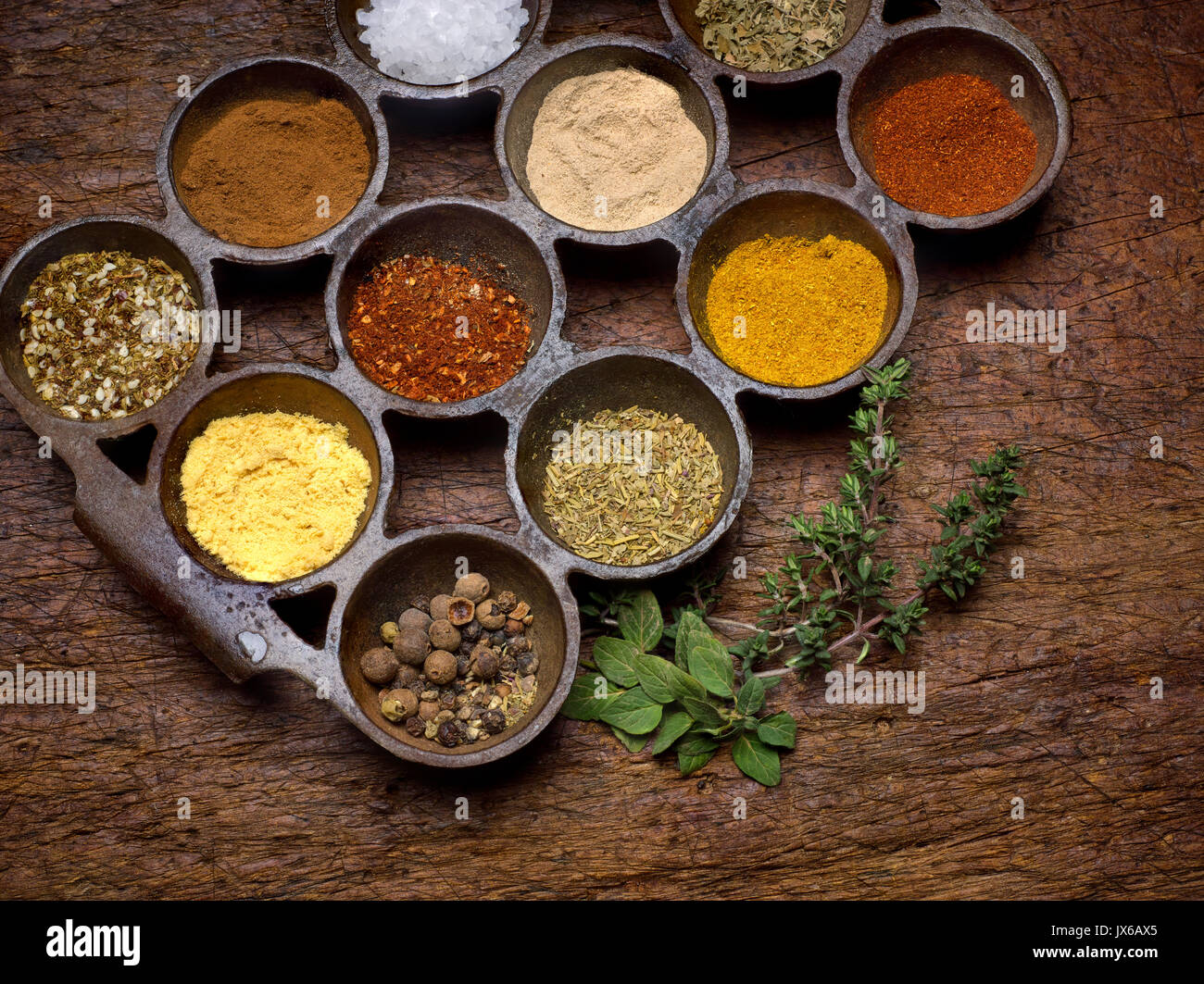 Un assortiment de fines herbes et épices Banque D'Images