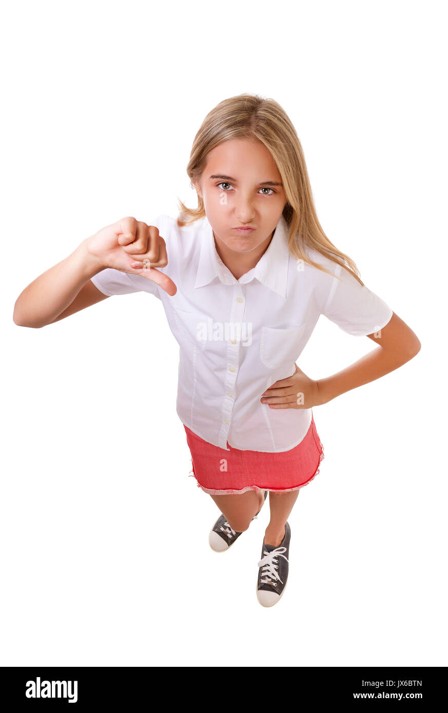 Fun high angle full body portrait of teenage girl montre pouce vers le bas,geste isolé sur fond blanc Banque D'Images