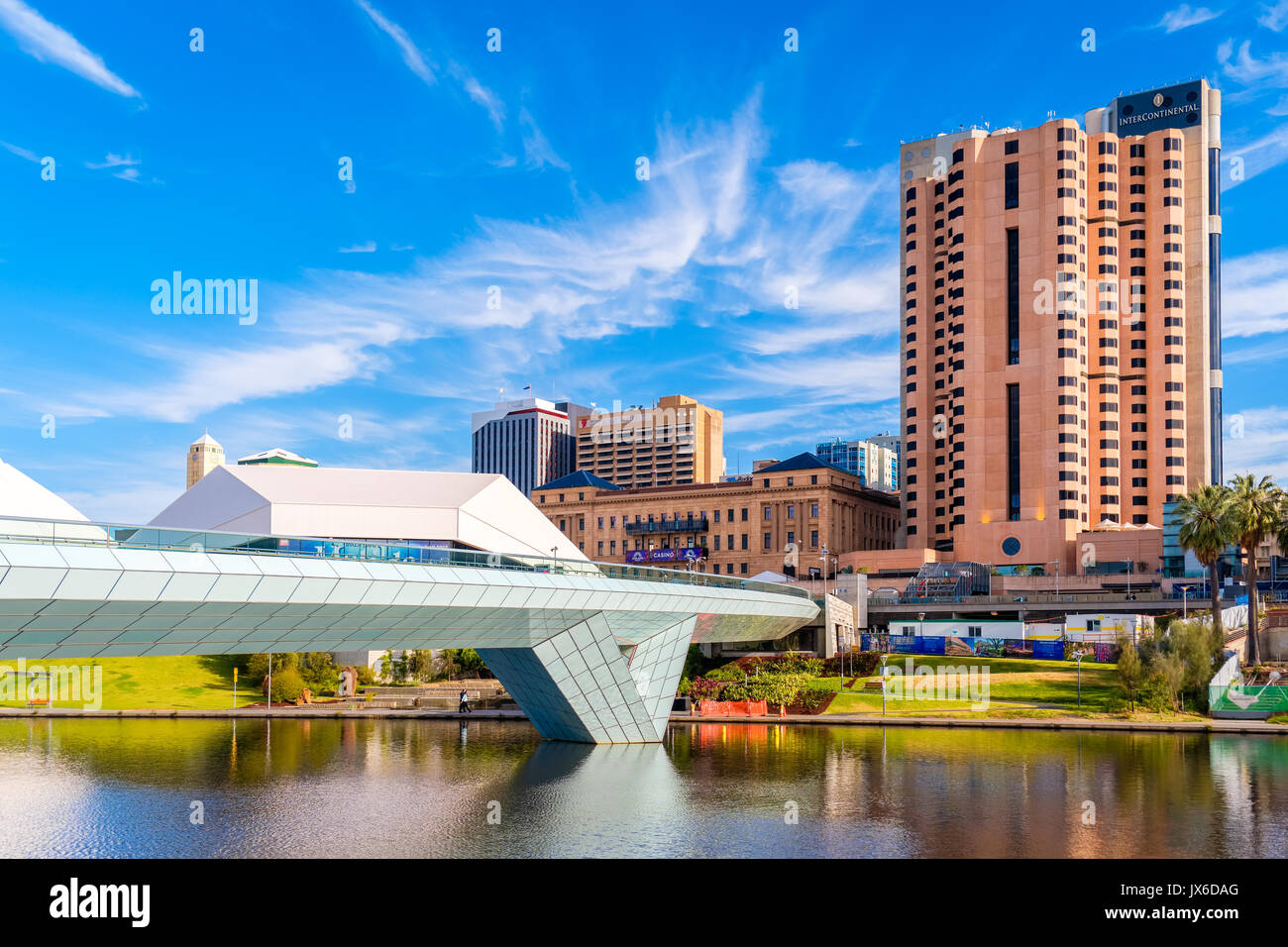 Adelaide, Australie - décembre 2, 2016 : la ville d'Adelaïde pied pont menant à l'hôtel InterContinental à travers rivière Torrens sur un jour lumineux Banque D'Images