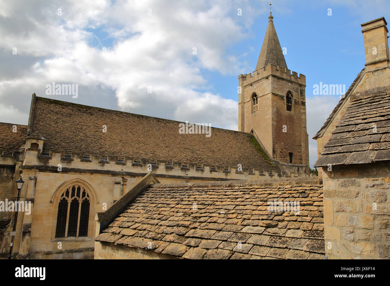 L'église Holy Trinity avec toits traditionnels en pierre au premier plan, Bradford on Avon, Royaume-Uni Banque D'Images