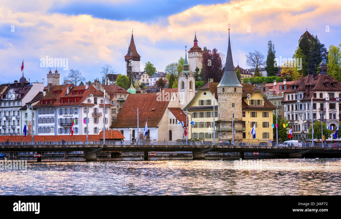Tours médiévales de la vieille ville historique de Lucerne, Suisse, dans la soirée Banque D'Images