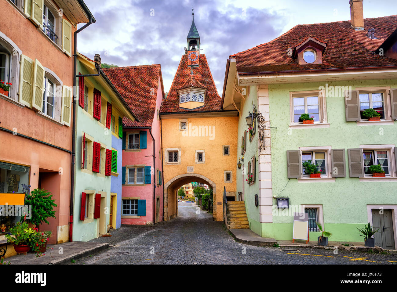 Maisons colorées dans la ville historique de St-ursanne bta, Canton du Jura, Suisse Banque D'Images