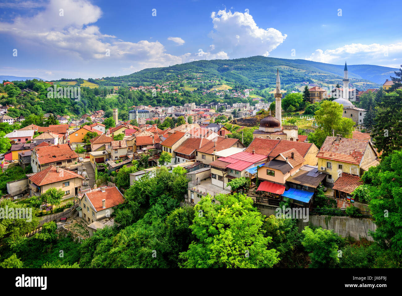 Toits de tuiles rouges et de mosquées dans la vieille ville historique de Travnik, Bosnie-Herzégovine Banque D'Images