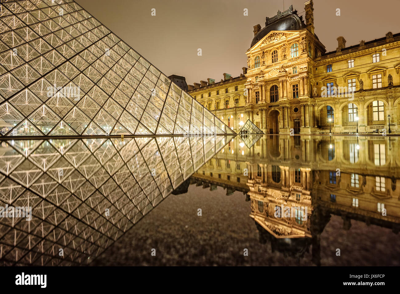 PARIS, FRANCE - 31 décembre : le musée du Louvre et la Pyramide de verre éclairé par la nuit. Avec plus de 8 millions de visiteurs l'année pro Louvre est l'un des Banque D'Images