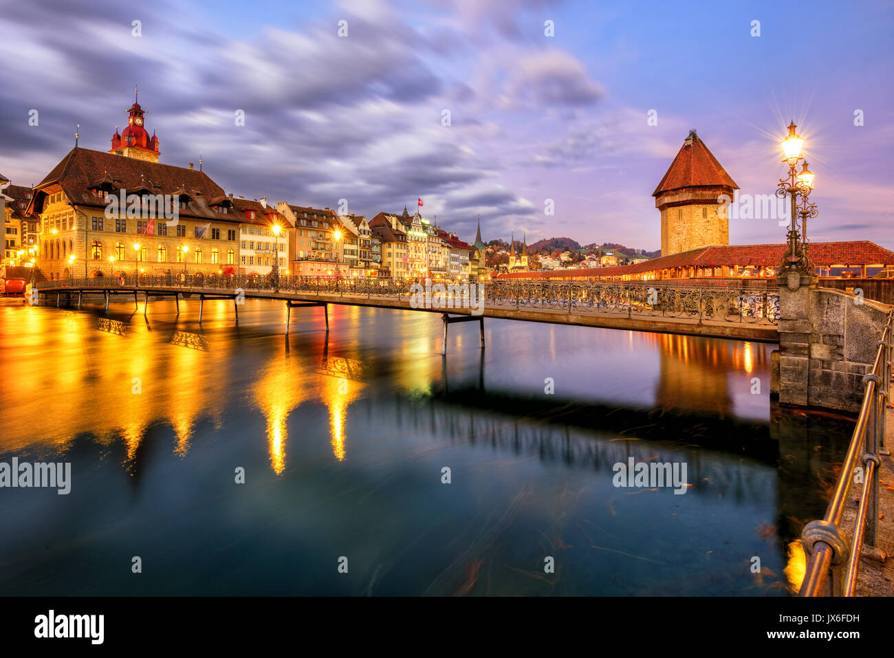 Vieille ville de Lucerne sur la Reuss, en Suisse, dans la lumière au coucher du soleil Banque D'Images