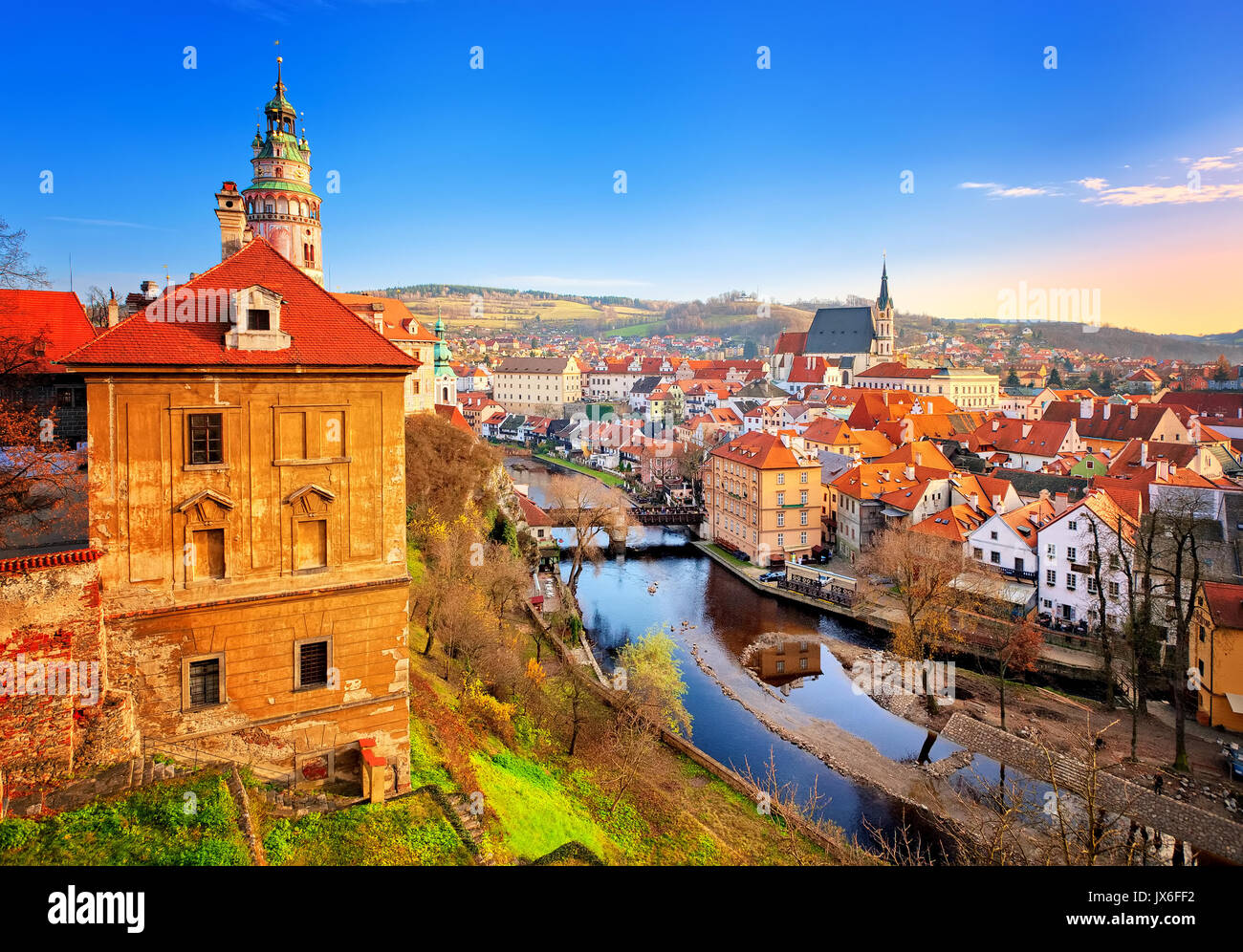 Cesky Krumlov, vue sur les toits de tuiles rouges et les tours de la vieille ville gothique médiévale, République Tchèque Banque D'Images
