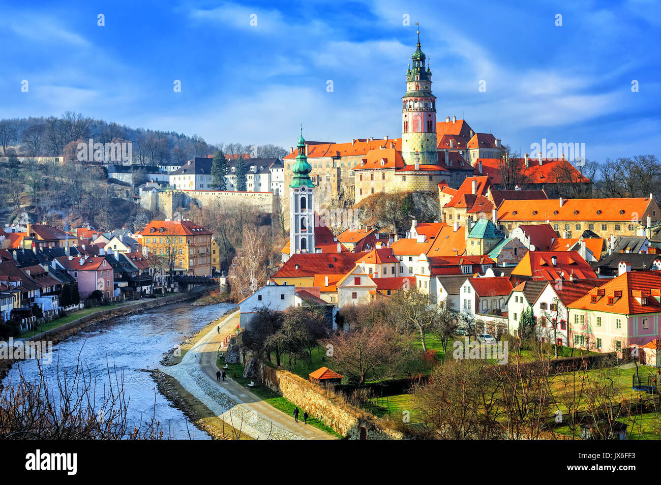 Toits de tuiles rouges et les tours de la vieille ville 89281 Crumlov, République Tchèque Banque D'Images