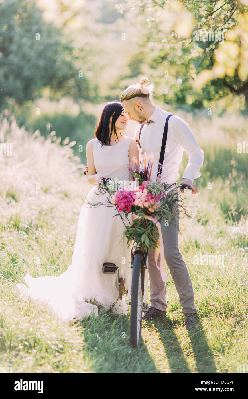Belle photo de la mariee dans le mariage robe blanche et moderne habille groom portant la location au milieu de la terrasse en bois Photo Stock Alamy