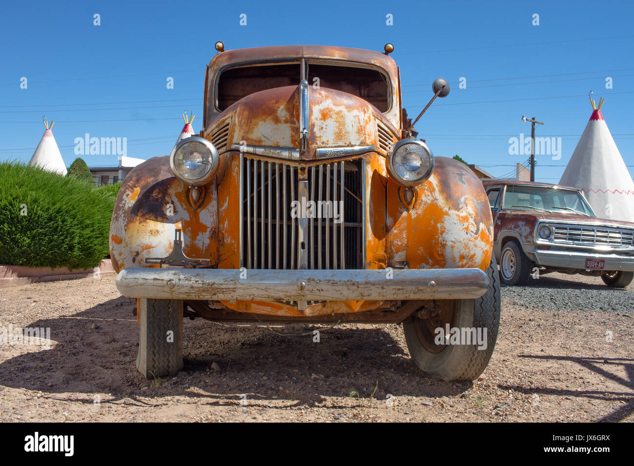 Route 66 camion garé près de la rustique Wigwam Motel en Californie Banque D'Images
