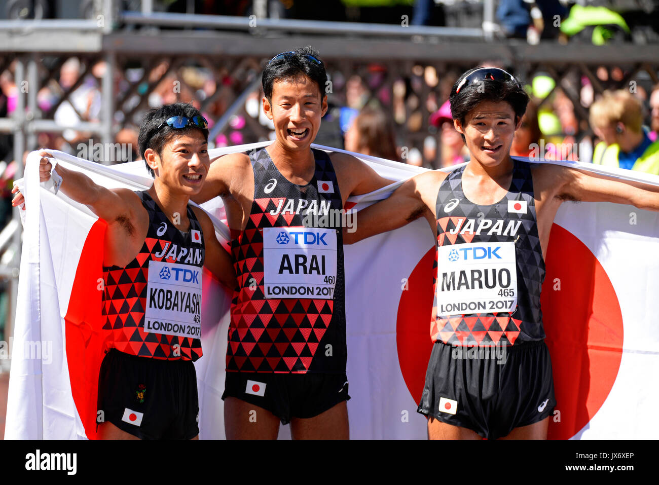 Les athlètes de l'équipe japonaise célèbrent le bronze d'argent et la cinquième place des Championnats du monde d'athlétisme de l'IAAF 50 km à pied dans le Mall, Londres Banque D'Images