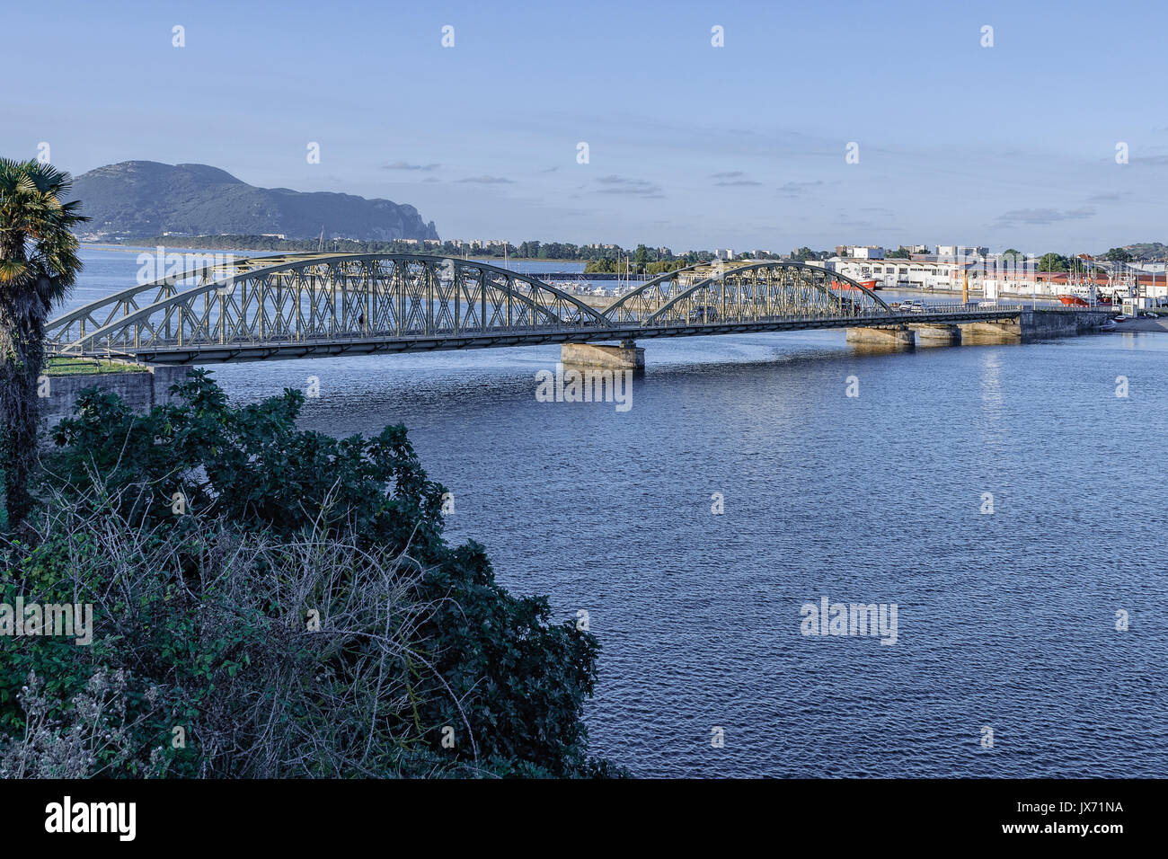 Pont de fer en génie civil de biens publics pour l'accès et la circulation de la route nationale en Colindres, Cantabrie, Espagne. Banque D'Images