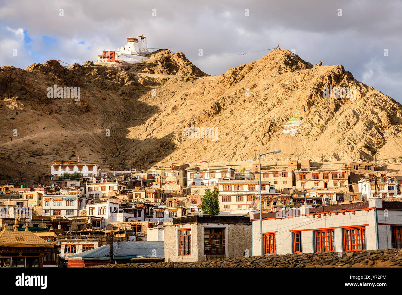 Vue d'un quartier résidentiel de la ville de Leh et monastère Namgyal Tsemo au Ladakh région du Cachemire, l'Inde Banque D'Images