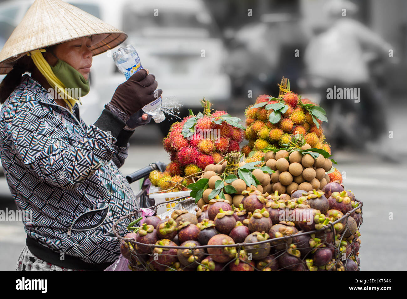 Saigon, Vietnam - 30 juin 2017 : femme vendant des fruits sur, Saigon, Vietnam. Banque D'Images