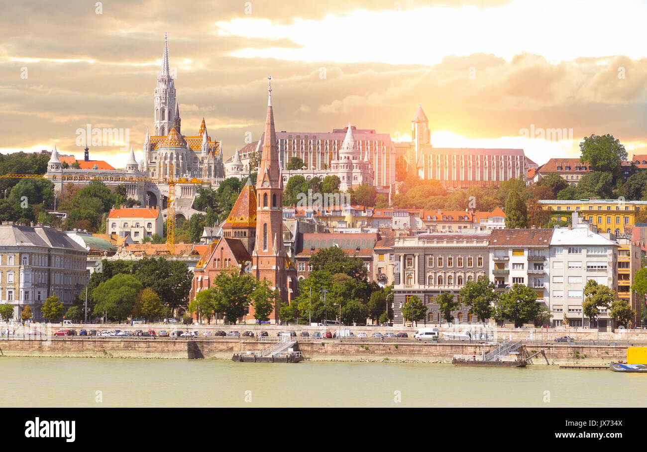 Bastion des pêcheurs de Budapest château coucher du soleil Banque D'Images