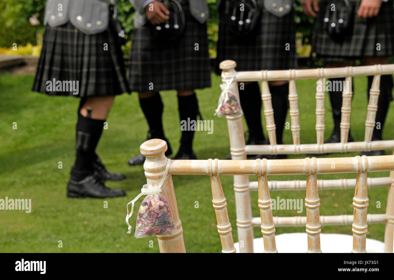 Les hommes en kilt écossais à la cérémonie de mariage Banque D'Images