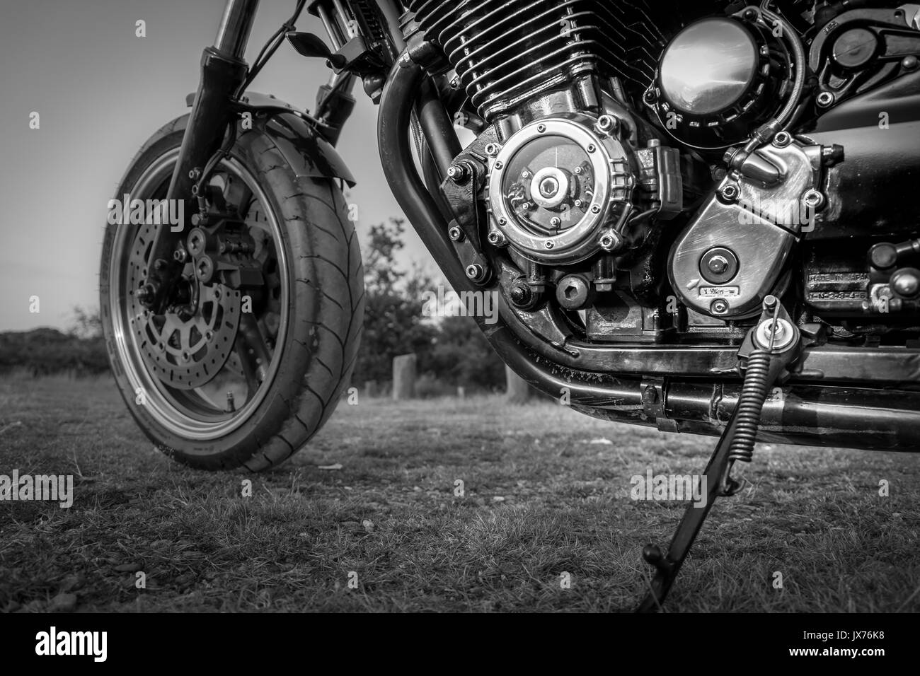 Gros plan du moteur d'une moto personnalisée en noir et blanc (hachoir) Banque D'Images