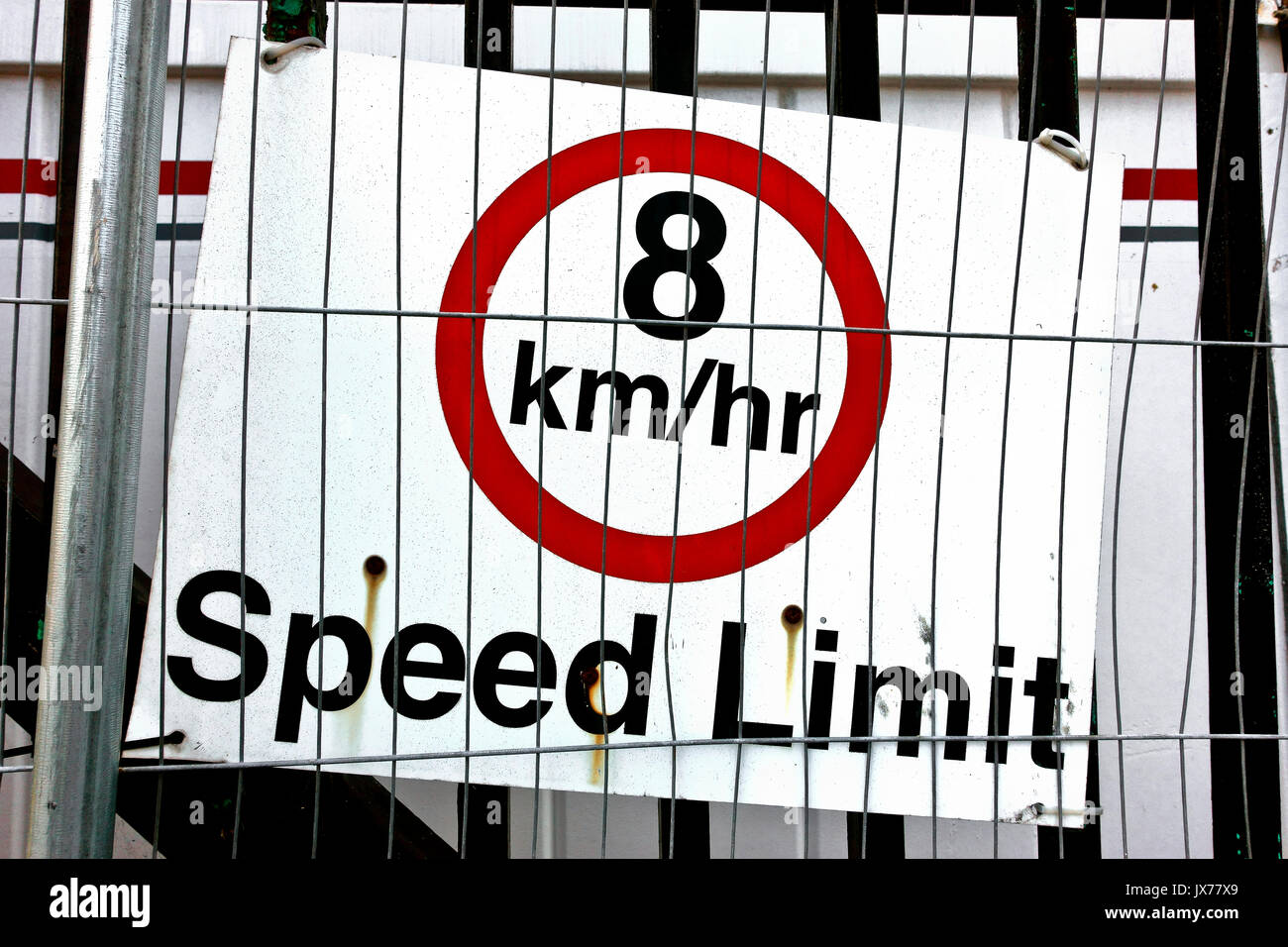 8 km par heure. Signe de la limite de vitesse sur une faïence de fer. Close up. Banque D'Images