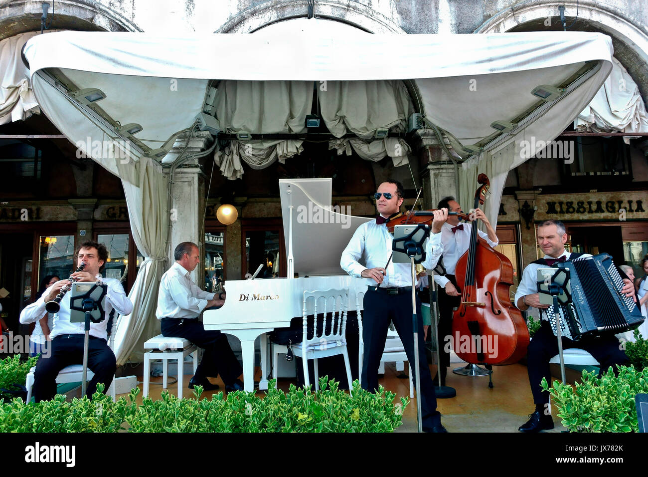 Groupe, musiciens jouant au légendaire café Florian en plein air sur la place Saint-Marc. Venise, Italie, Europe, Union européenne, UE. Banque D'Images
