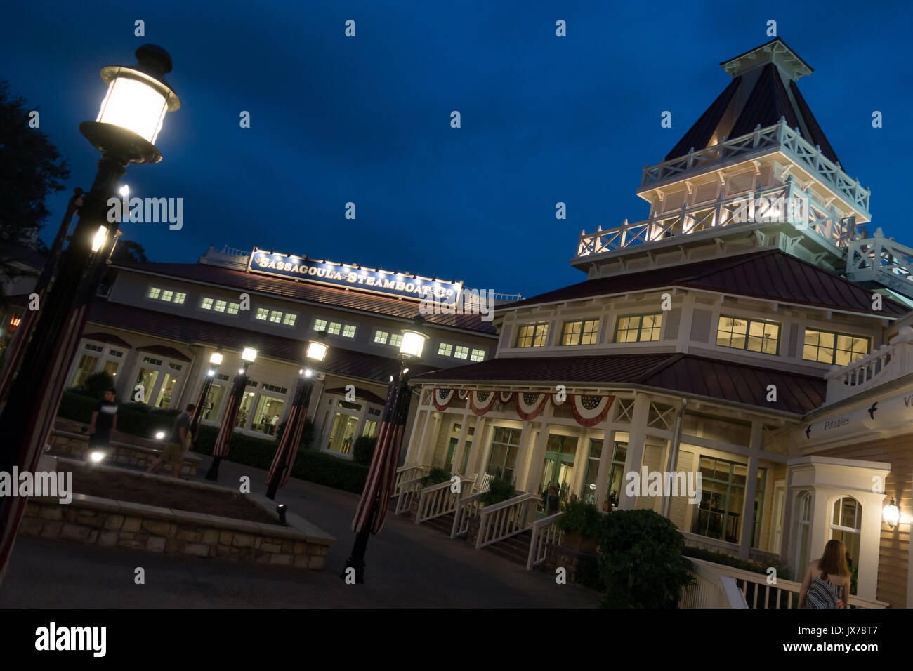 Bâtiment principal la nuit au Port Orleans Riverside Resort à Walt Disney World, Orlando, Floride. Banque D'Images