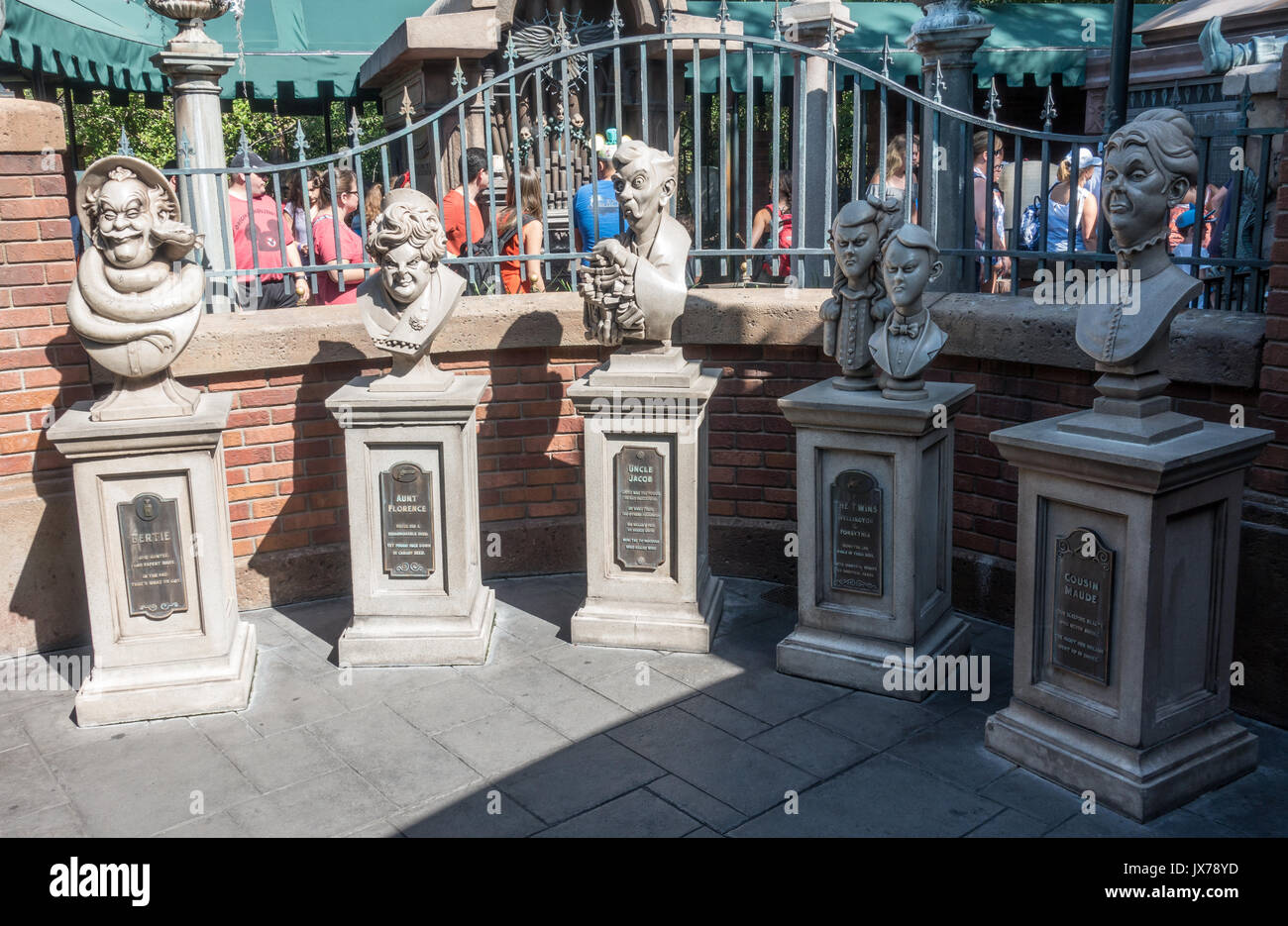 Dread bustes de la famille dans la file d'attente pour le manoir hanté dans le royaume magique, Walt Disney World, Orlando, Floride. Banque D'Images