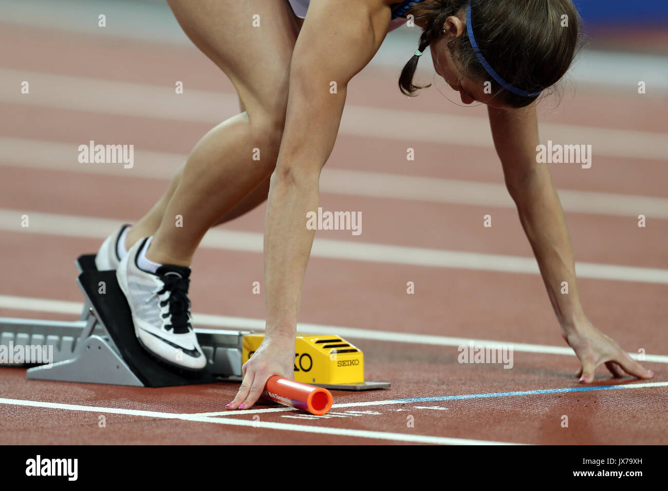 Zoey CLARK tenant le bâton dans les blocs de départ pour la première étape de la Grande Bretagne dans la Women's 4 x 400 m finale aux Championnats du monde IAAF 2017, Queen Elizabeth Olympic Park, Stratford, London, UK. Banque D'Images