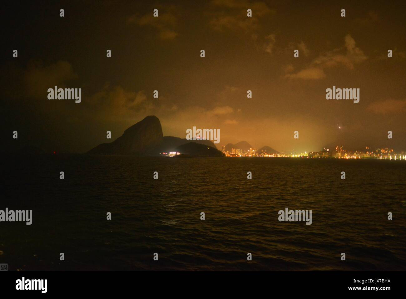 Vue sur le mont Sugarloaf et Rio de Janeiro à partir de l'eau. Banque D'Images