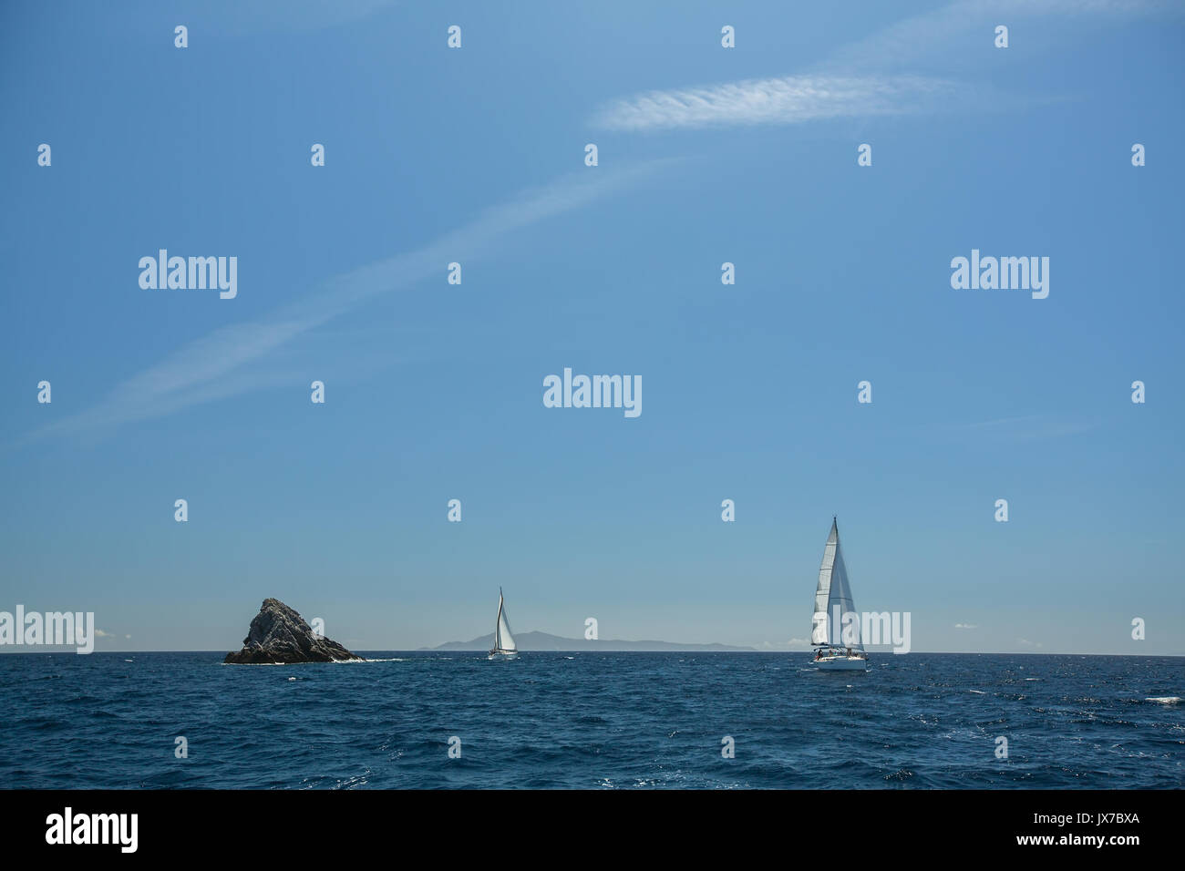 Bateau à voile yachts avec voiles blanches dans la mer ouverte. Banque D'Images