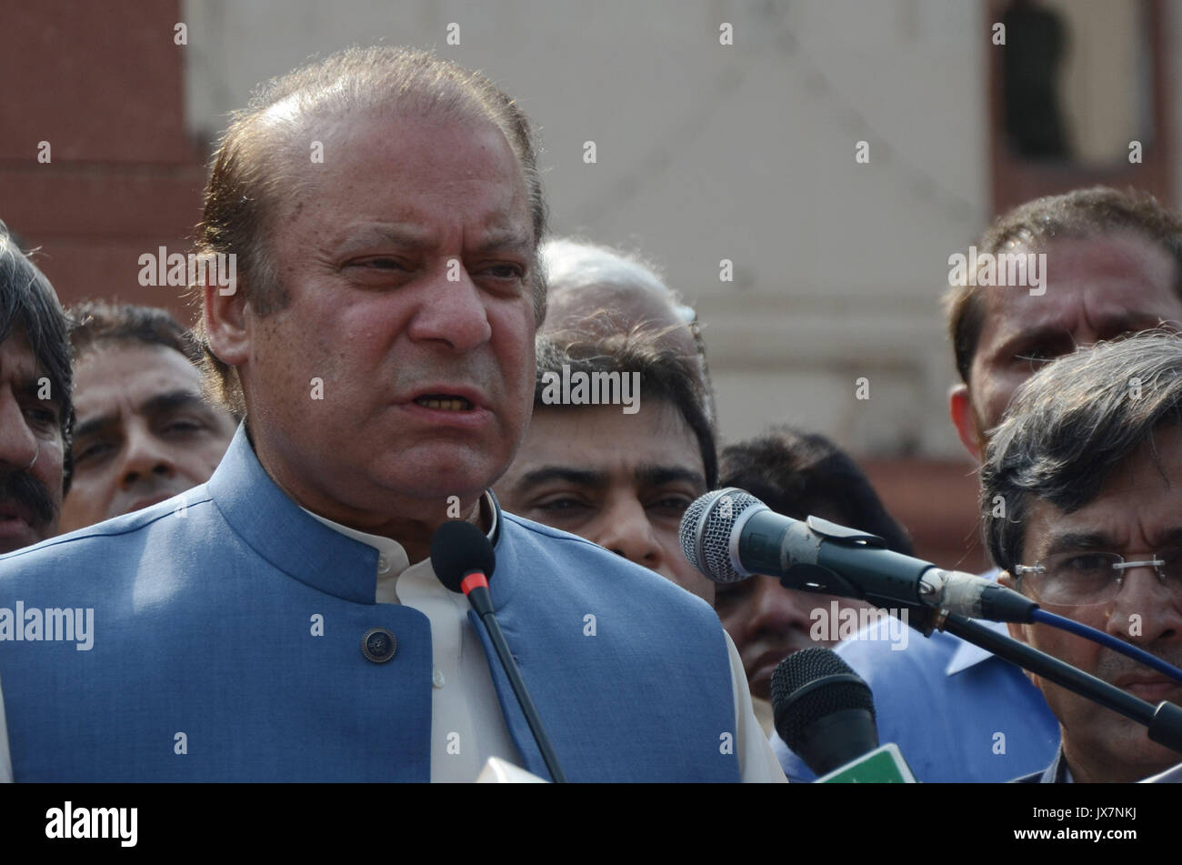 Lahore, Pakistan. Août 15, 2017. Ancien Premier Ministre pakistanais Nawaz Sharif parle avec les représentants des médias sur la tombe du poète national du Pakistan Allama Mohammad Iqbal pour marquer le Jour de l'indépendance du pays à Lahore le 14 août 2017. Le Pakistan a célébré 70 ans d'indépendance de l'Inde britannique avec une cérémonie de lever du drapeau d'airain à sa frontière orientale et une armée de l'air l'affichage, comme le laiton haut du militaire s'est engagé à éliminer les terroristes jours après une explosion mortelle. Credit : Rana Sajid Hussain/Pacific Press/Alamy Live News Banque D'Images