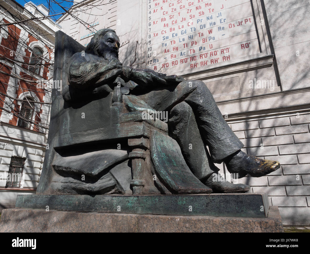 Saint Petersburg, Russie - le 25 avril 2017. Monument à l'illustre savant Dmitri Mendeleev, l'auteur du tableau périodique. Banque D'Images