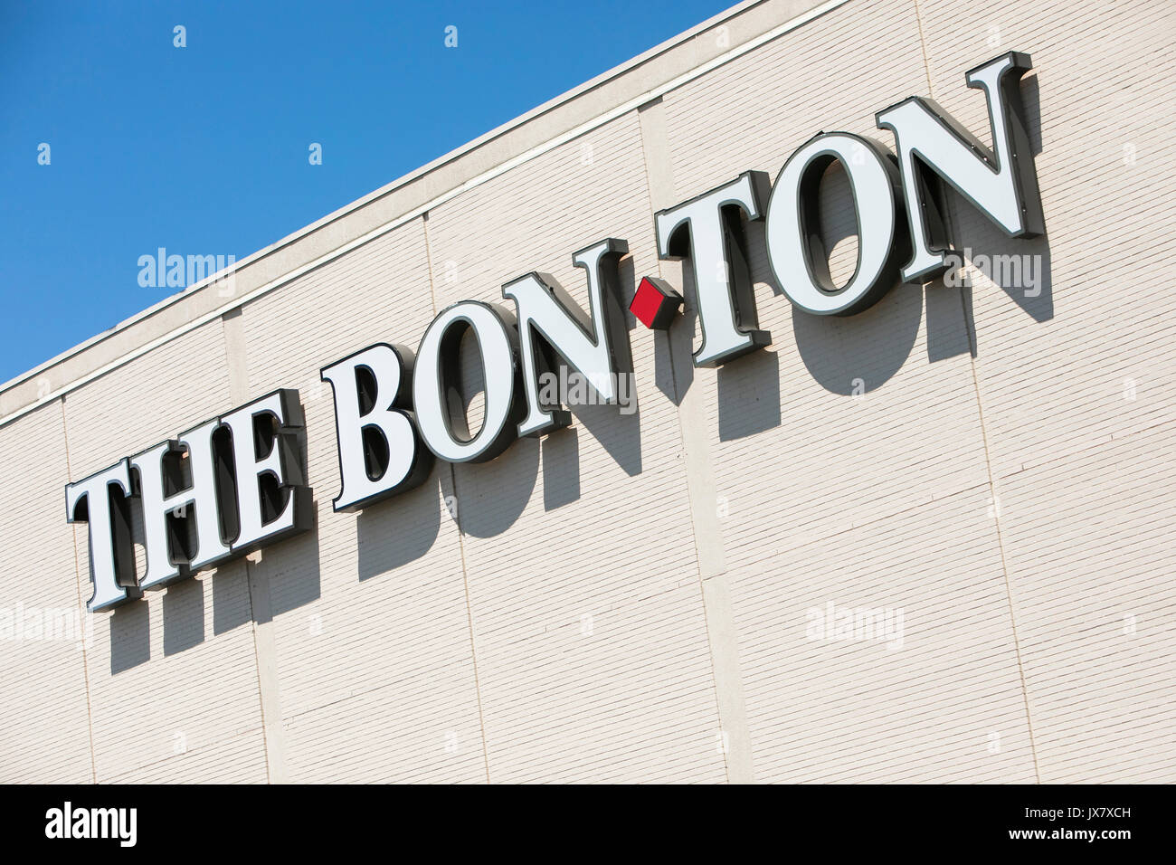 Un logo affiche à l'extérieur d'un magasin de détail dans l'Bon-Ton Camp Hill, New Jersey le 30 juillet 2017. Banque D'Images
