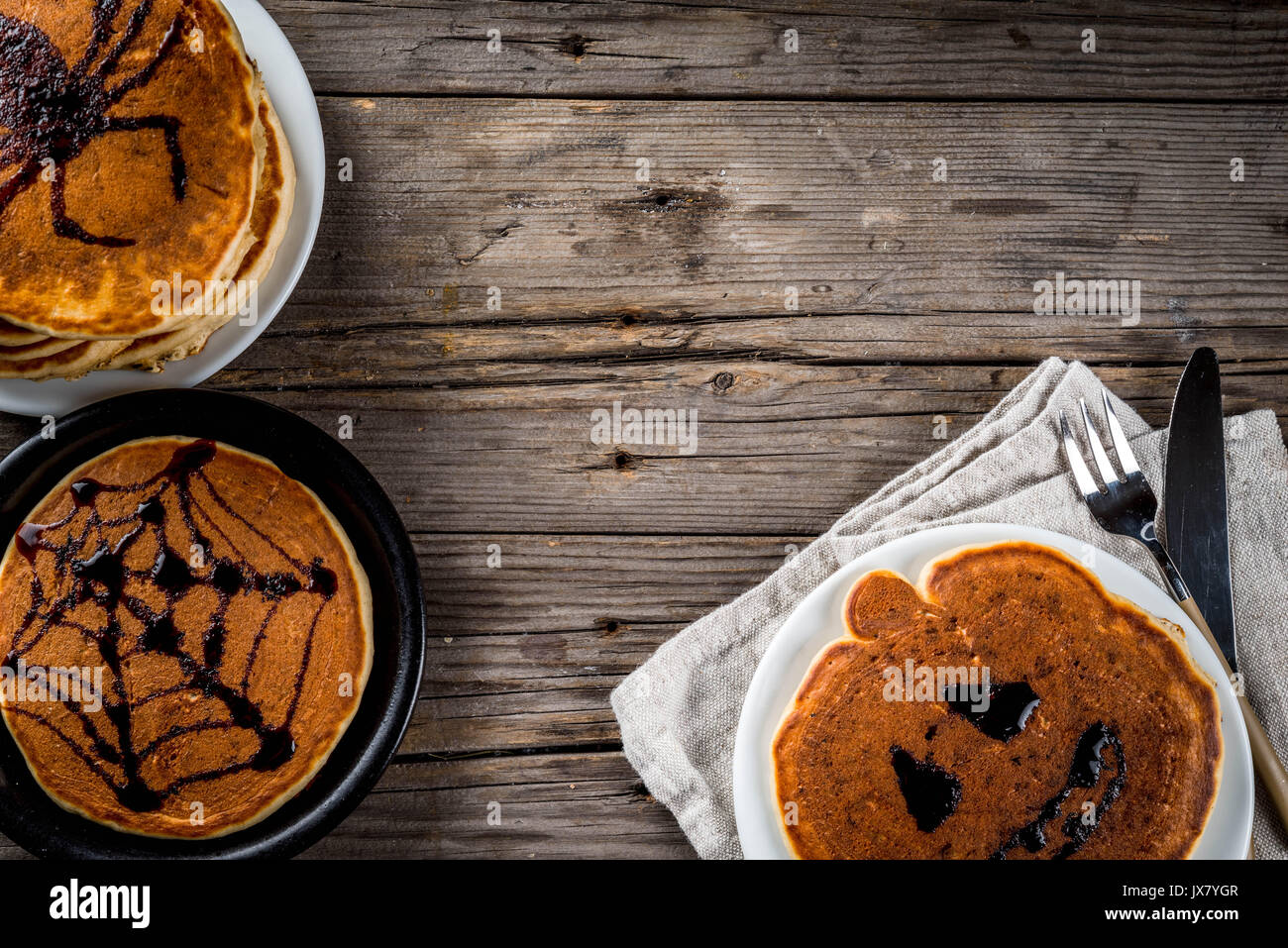 Idées pour le petit déjeuner sont Halloween, les aliments pour enfants. Crêpes à la citrouille décorée avec du sirop de chocolat dans un style traditionnel - araignée, spider, Banque D'Images