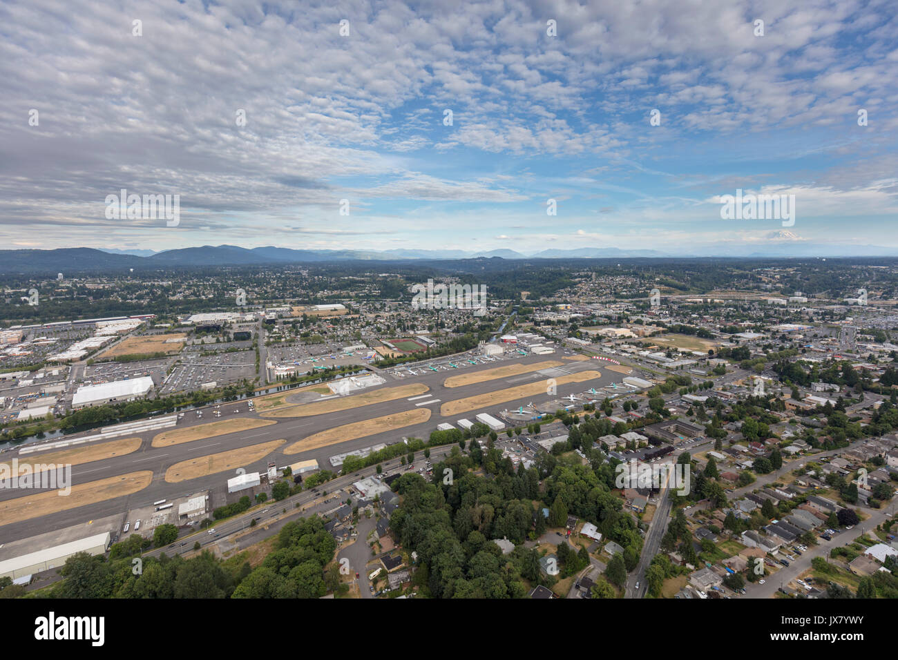 Vue aérienne de l'aéroport municipal, à côté de Renton usine Boeing, Renton, Washington State, USA Banque D'Images