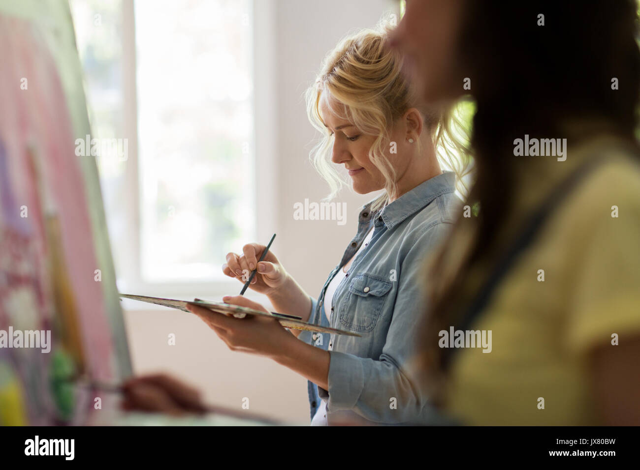 Femme artiste avec la peinture à l'école d'art palette Banque D'Images