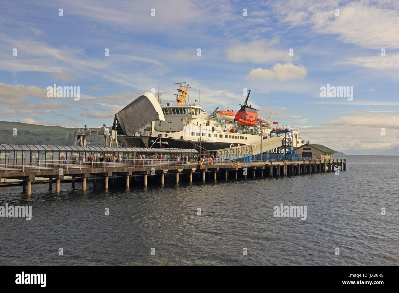 Caledonian MacBrayne ferry île de Mull, avec bow porte ouverte pour le déchargement, amarrée le long pier à Craignure, Isle of Mull, Scotland Banque D'Images