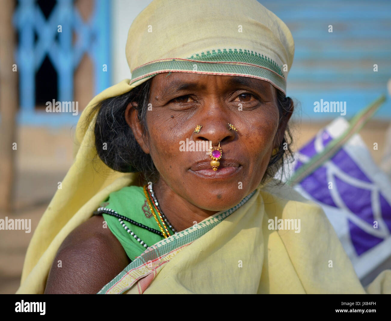 Femme indienne Adevasi avec deux boutons à nez et bijoux nez-septum pose pour la caméra. Banque D'Images