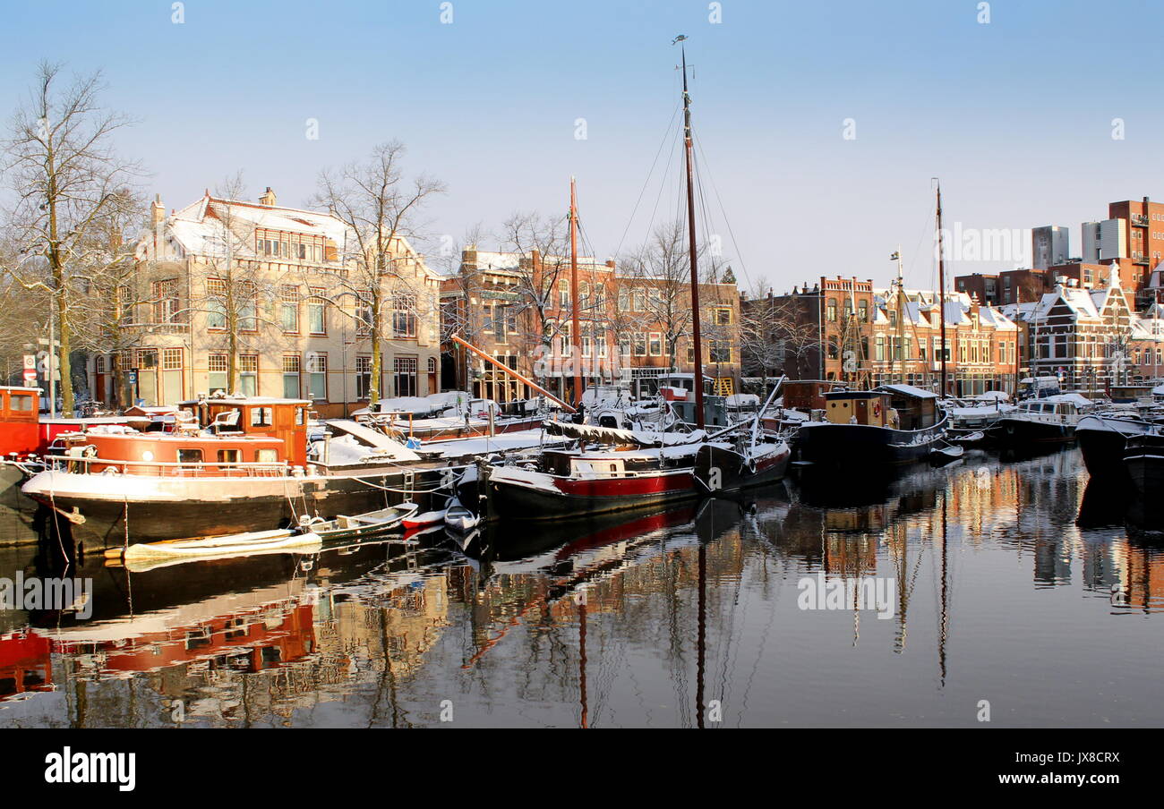 Canal Noorderhaven (nord du Port) en hiver, Groningen, Pays-Bas, au coin Hoge der A. Banque D'Images