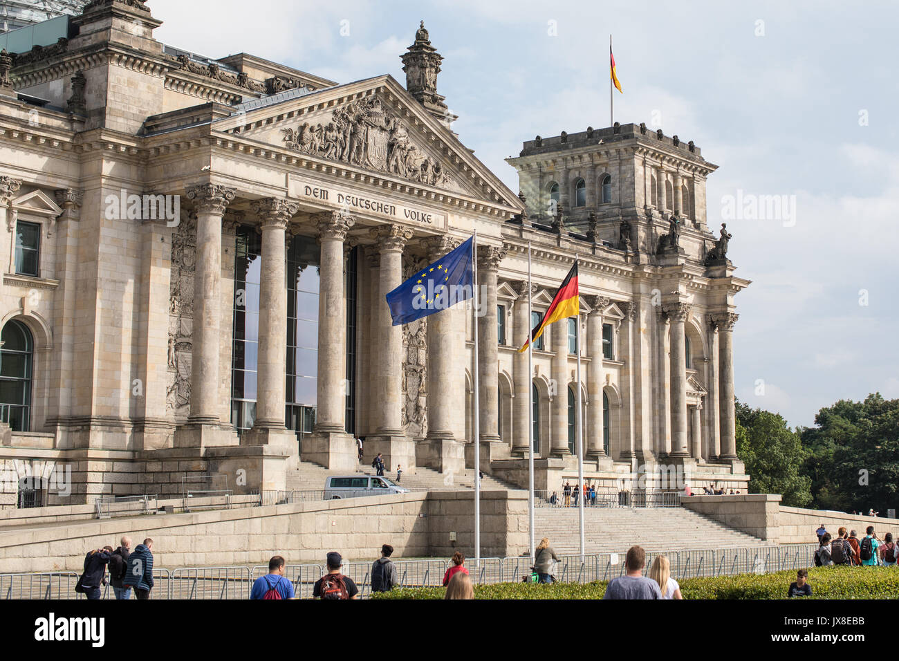 L'allemand et l'Union européenne (UE) drapeaux flottants devant le bâtiment du Reichstag à Berlin, Allemagne. Banque D'Images