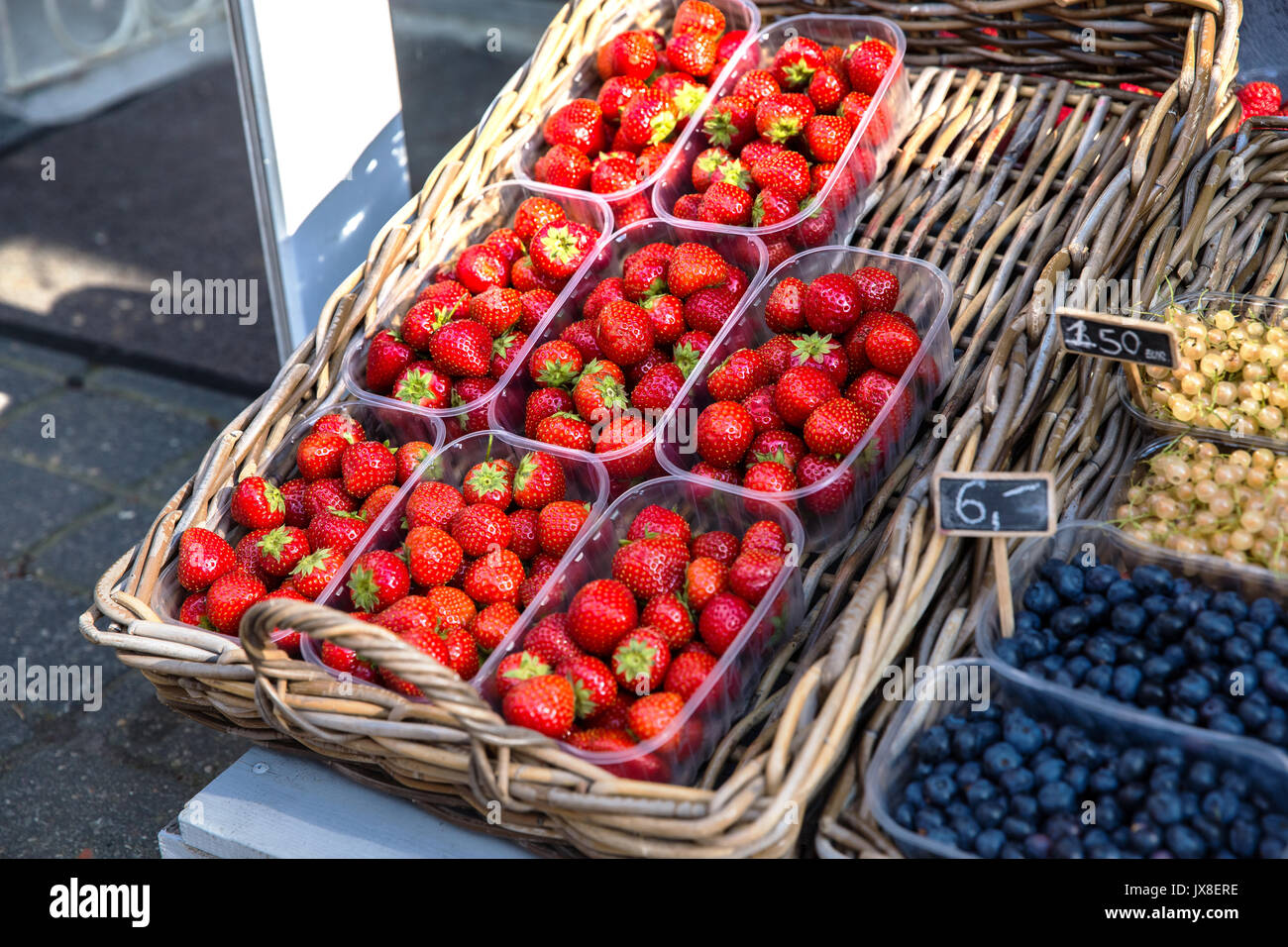 Les baies fraîches de fraises sur le marché Banque D'Images