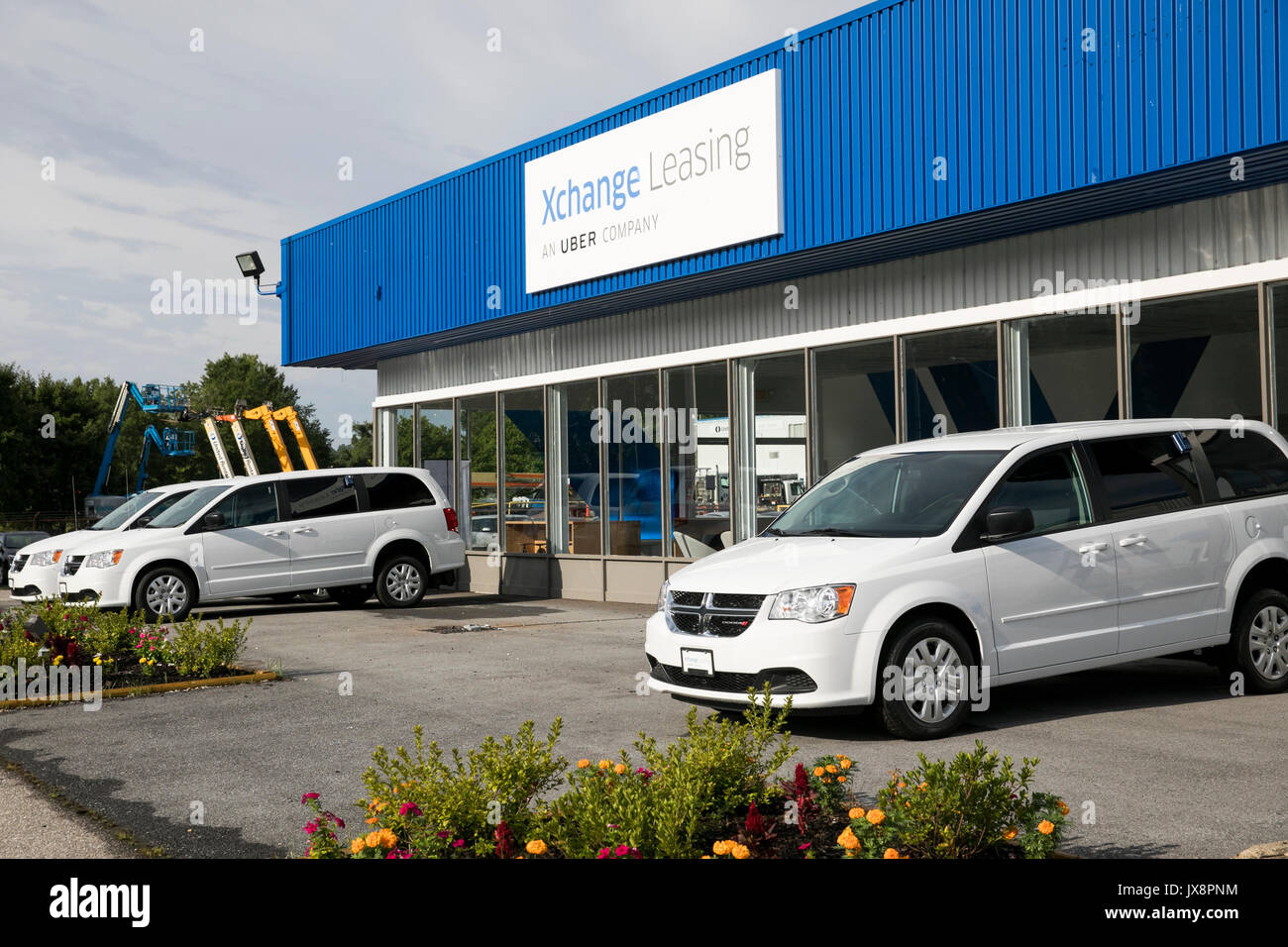 Signe d'un logo et de véhicules en dehors d'un établissement occupé par Xchange Leasing, une filiale de la société de covoiturage, Uber à Upper Marlboro, Maryland Banque D'Images