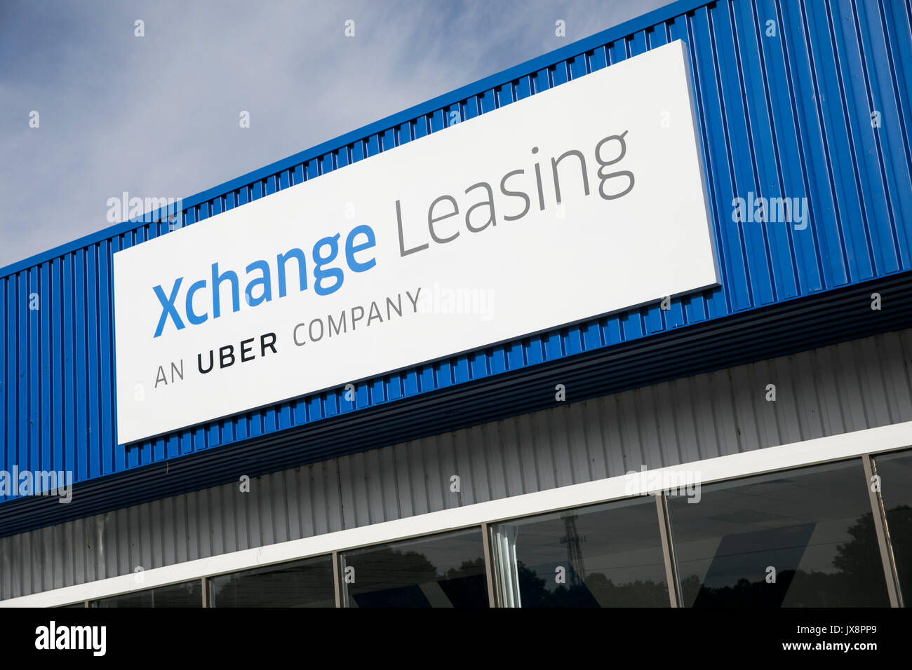 Signe d'un logo et de véhicules en dehors d'un établissement occupé par Xchange Leasing, une filiale de la société de covoiturage, Uber à Upper Marlboro, Maryland Banque D'Images
