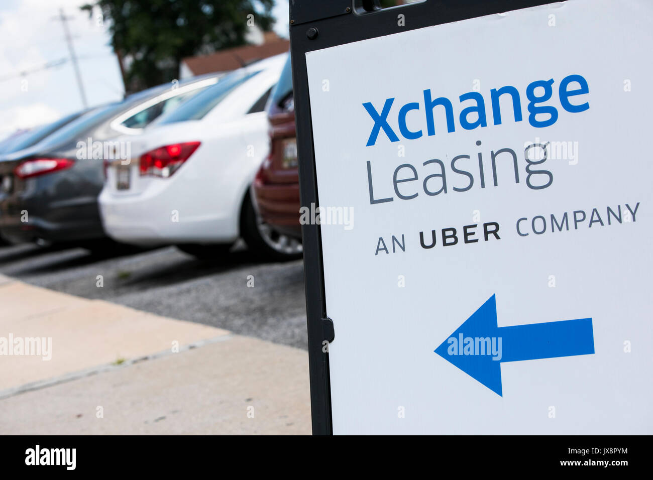 Signe d'un logo et de véhicules en dehors d'un établissement occupé par Xchange Leasing, une filiale de la société de covoiturage, Uber à Nottingham, Maryland sur une Banque D'Images