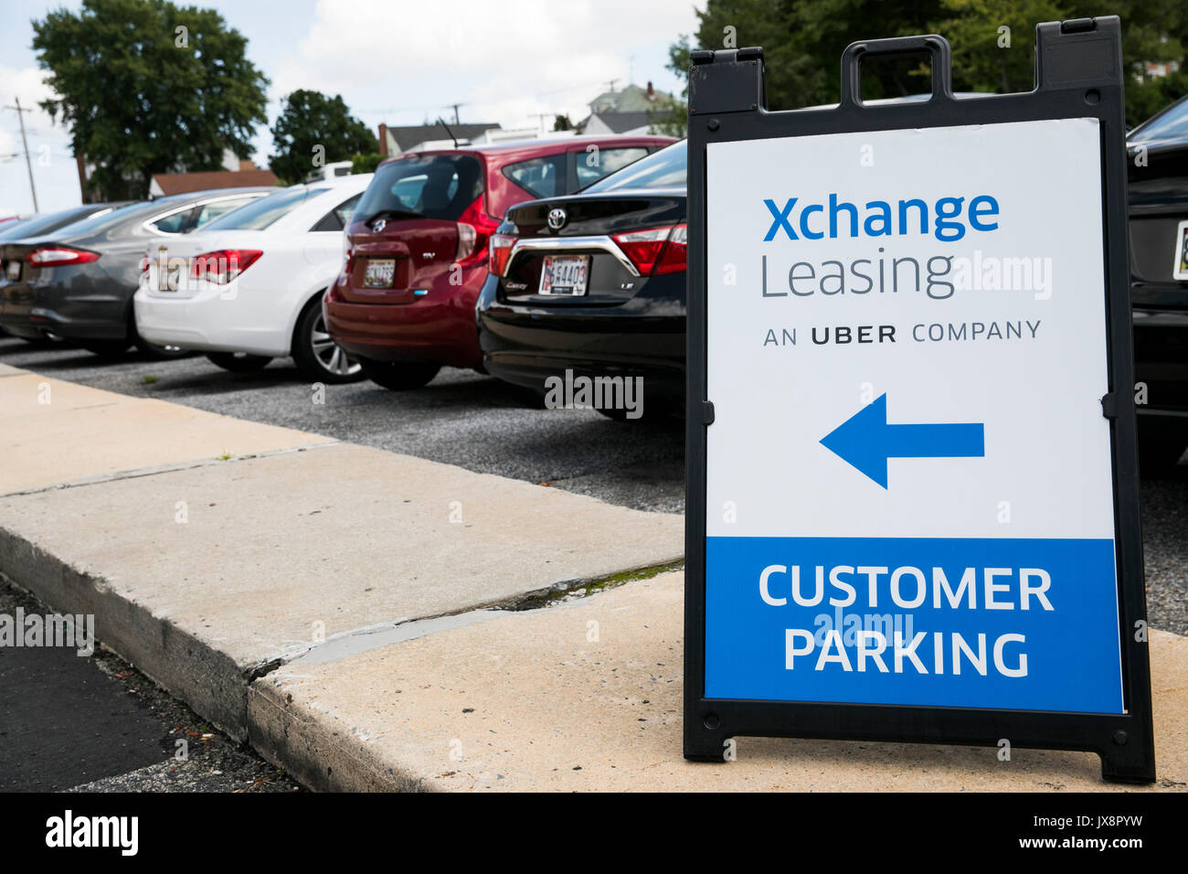 Signe d'un logo et de véhicules en dehors d'un établissement occupé par Xchange Leasing, une filiale de la société de covoiturage, Uber à Nottingham, Maryland sur une Banque D'Images