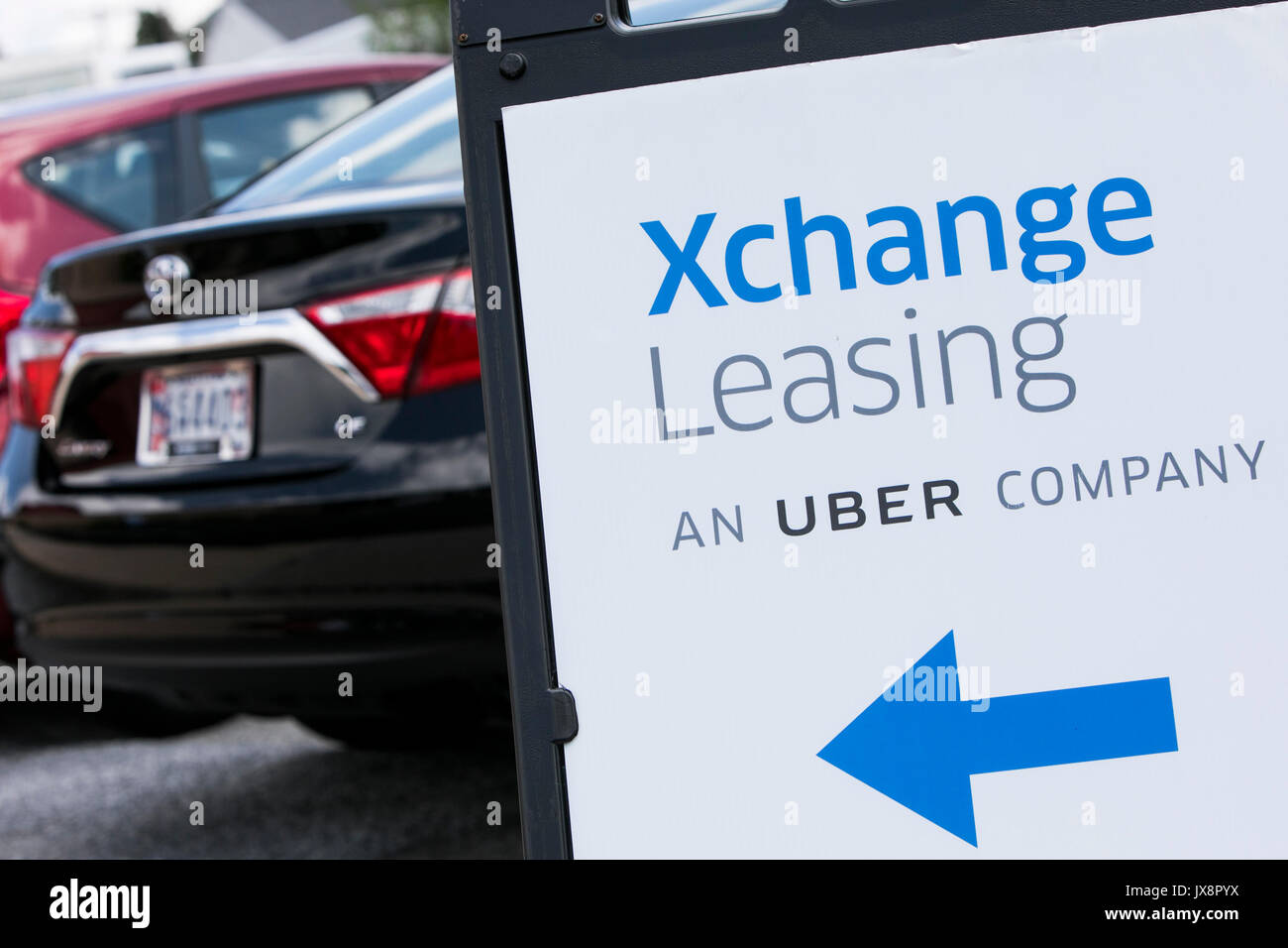 Signe d'un logo et de véhicules en dehors d'un établissement occupé par Xchange Leasing, une filiale de la société de covoiturage, Uber à Nottingham, Maryland sur une Banque D'Images