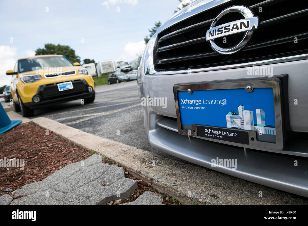 Signe d'un logo et de véhicules en dehors d'un établissement occupé par Xchange Leasing, une filiale de la société de covoiturage, Uber à Nottingham, Maryland sur une Banque D'Images