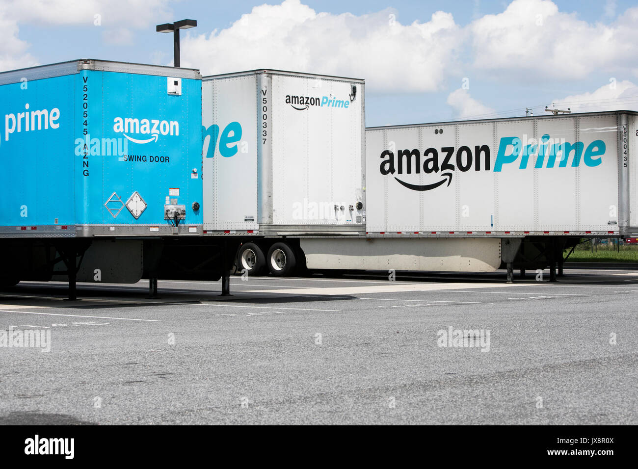 Amazon premier semi-remorques à l'extérieur d'un Amazon fulfillment center  à Baltimore, Maryland, le 13 août 2017 Photo Stock - Alamy