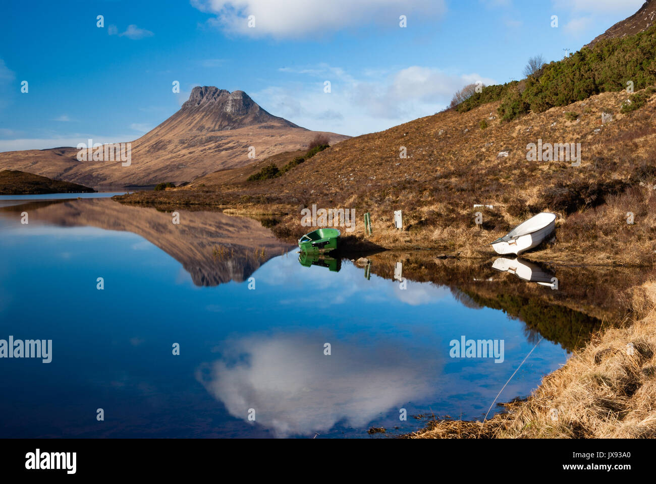 Reflet parfait dans le Loch Lurgainn du Stac Pollaidh avec quelques barques, Inverpolly, Wester Ross, Highlands, Scotland, UK Banque D'Images