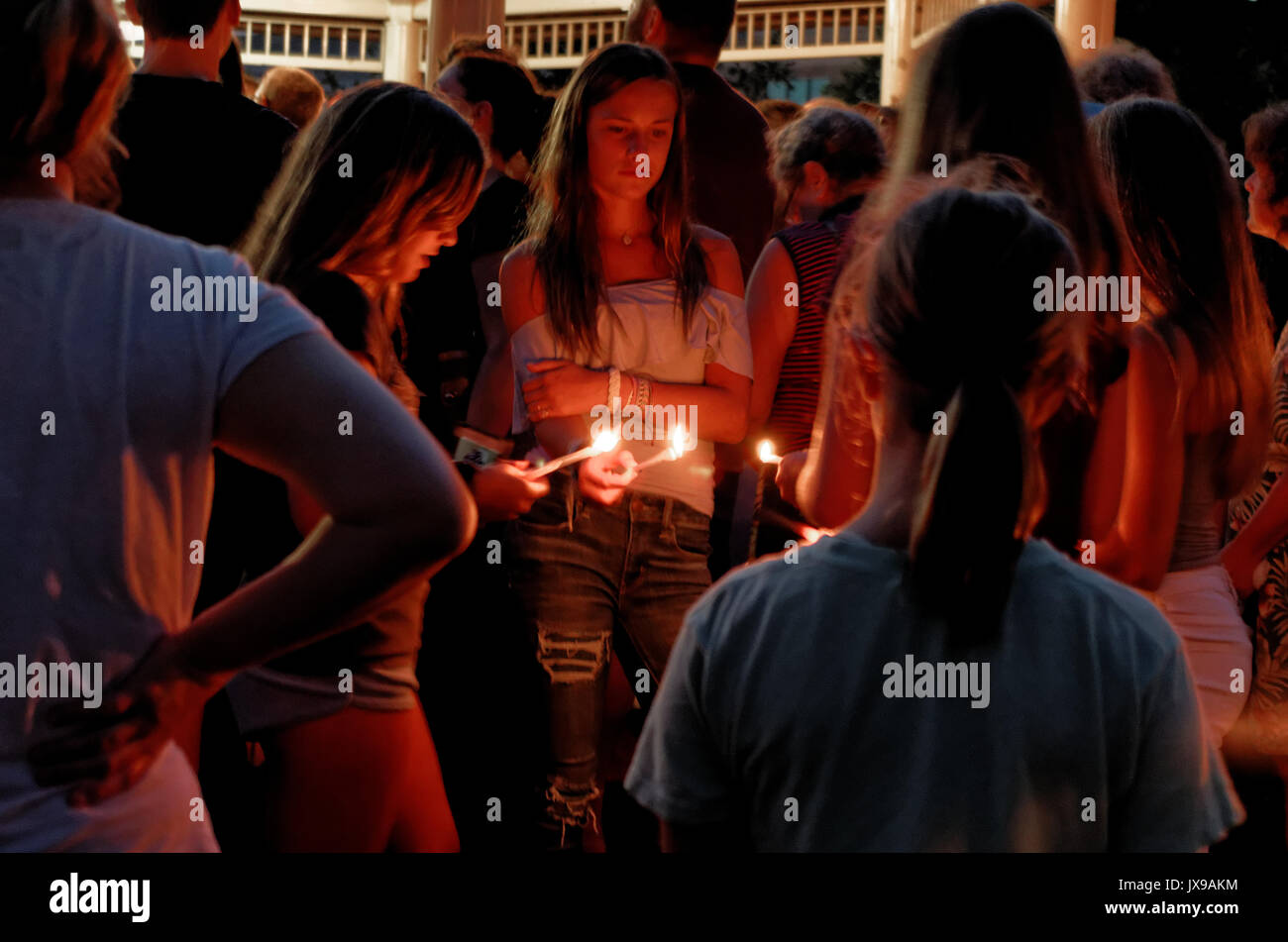 Bougies d'éclairage au cours de la vigile de protestation marches de suprématie blanche à Charlottesville, VA Banque D'Images