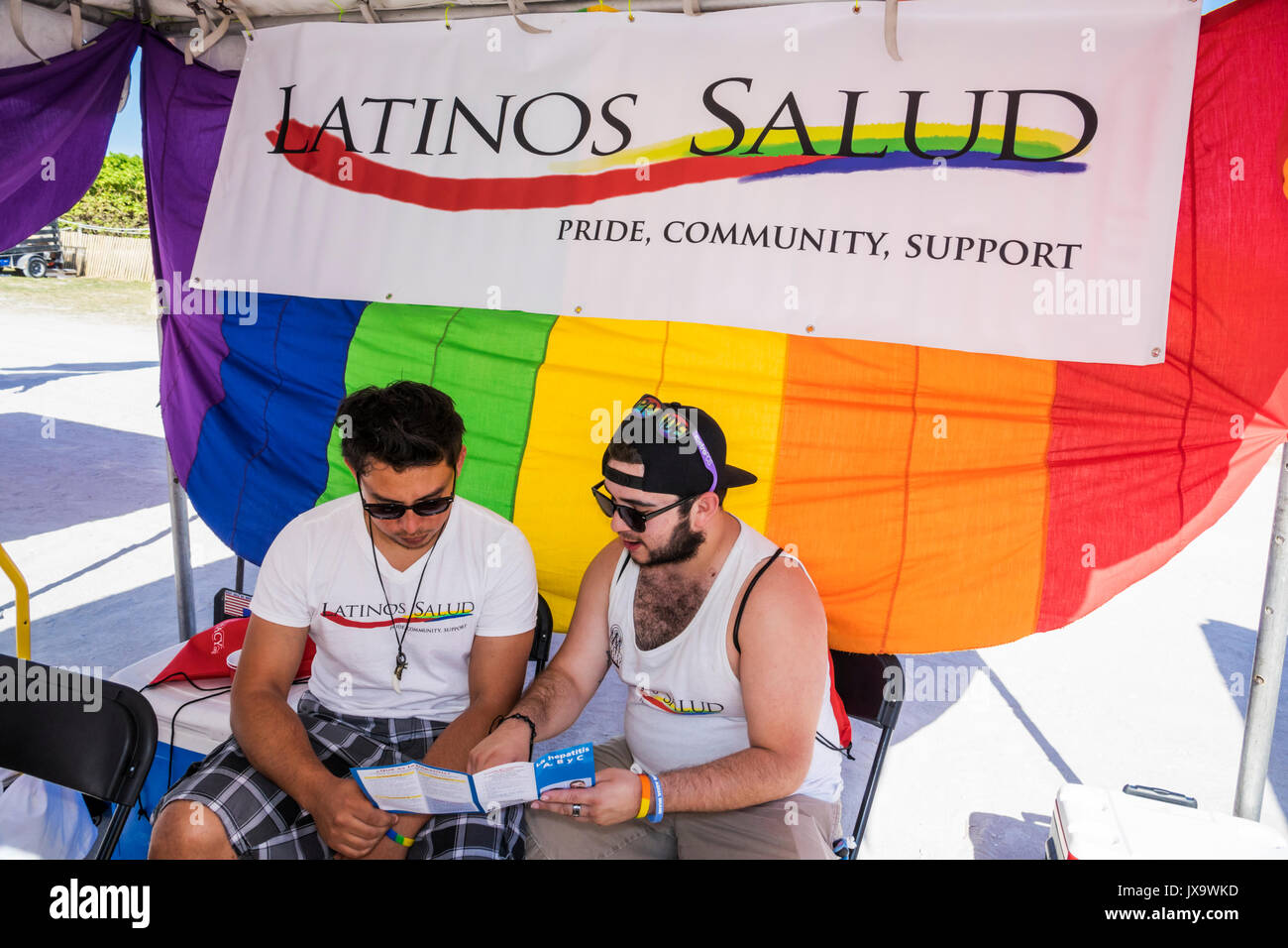 Miami Beach Florida,Lummus Park,gay Pride week,LGBTQ,LGBT,Hispanic man hommes,kiosque d'information,Miami Beach,Pride Festival,FL170430010 Banque D'Images