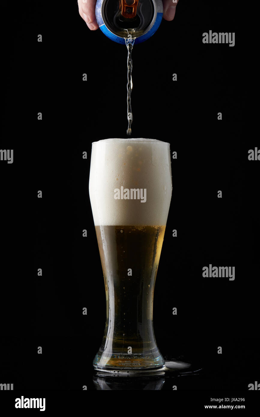 Servir la bière de métal peut en verre grand Banque D'Images
